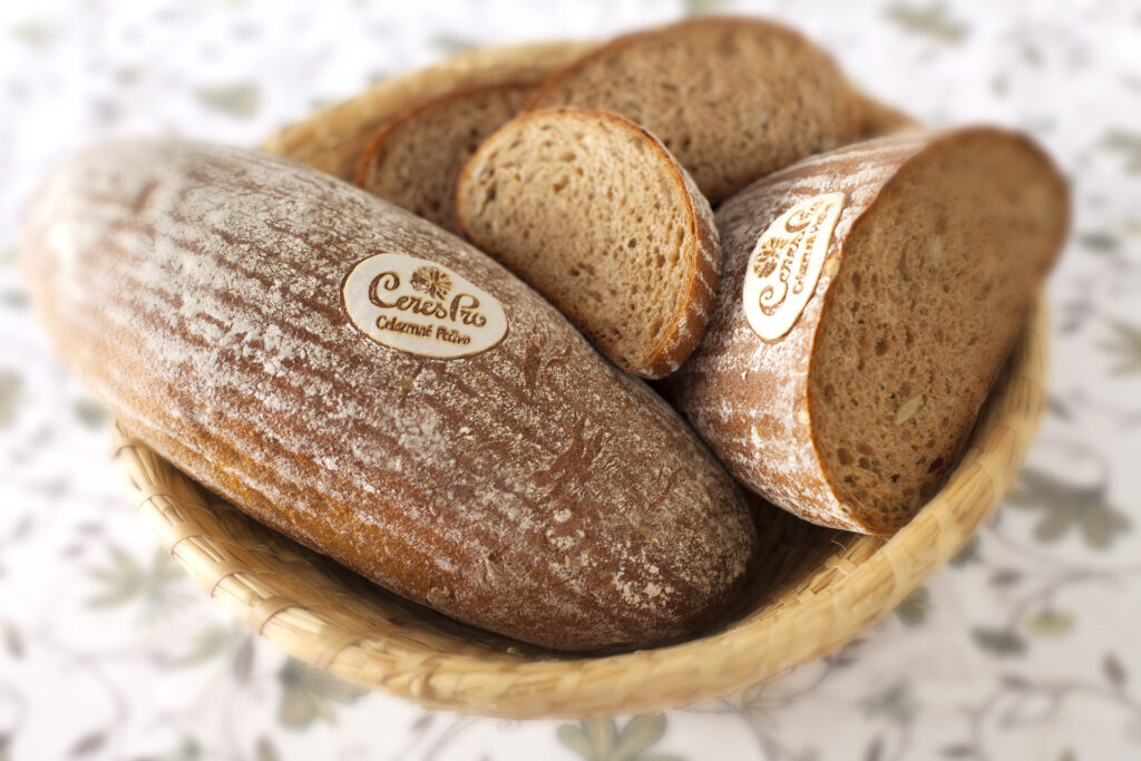 Brotkorb mit ausgeschnittenem essbaren Etikett