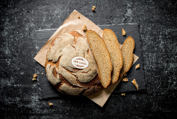 Ihr Essbares Logo auf geschnittenem Brot