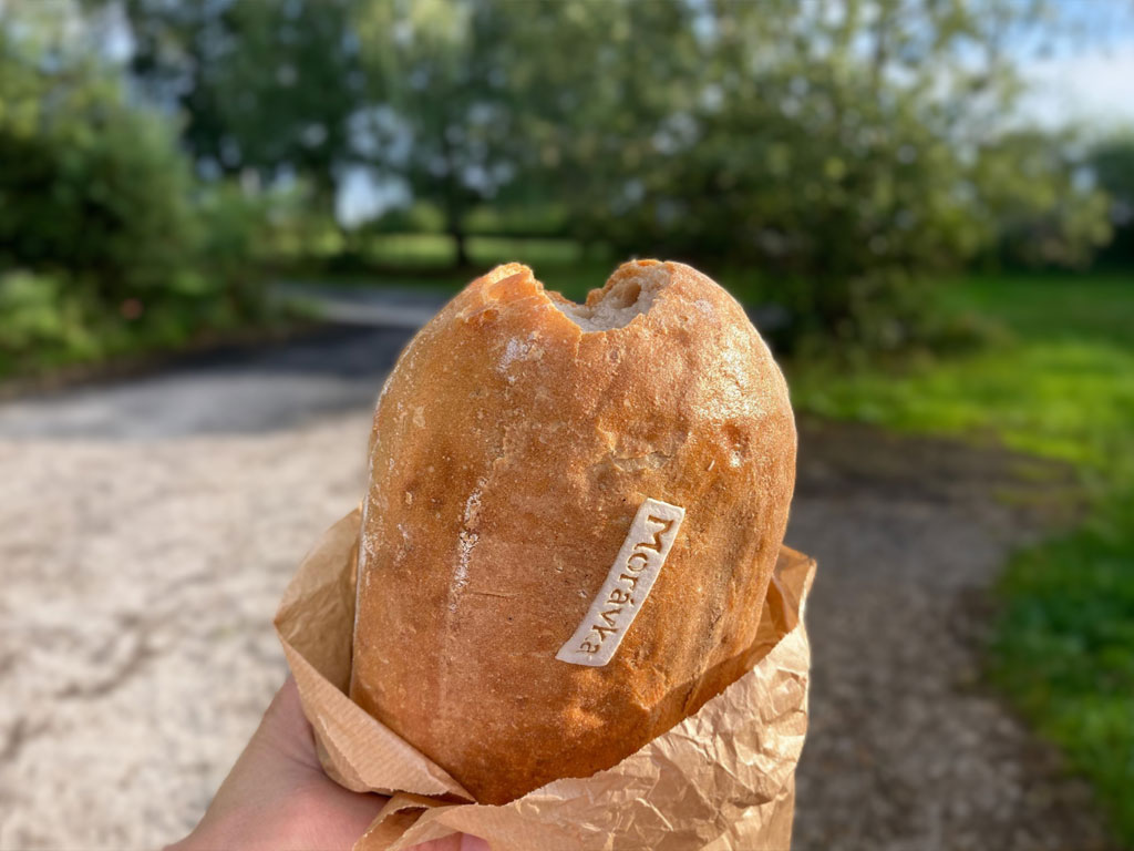 Weizenbrot in einer Papiertüte mit einem essbaren Etikett