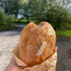 Essbare Sticker auf abgebissenem Brot in Hand