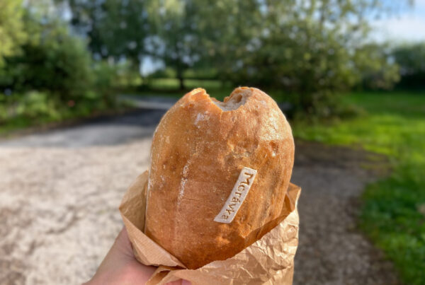 Essbare Sticker auf abgebissenem Brot in Hand