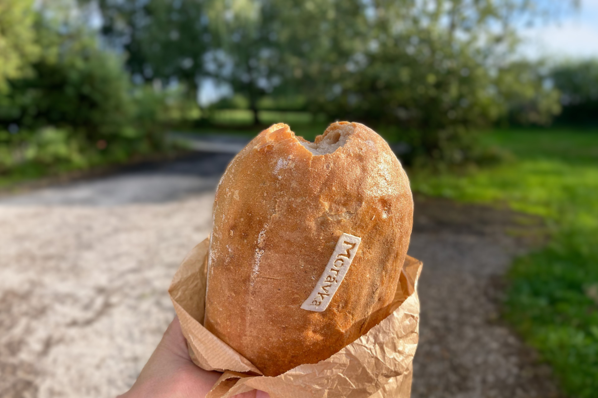 Essbare Sticker auf abgebissenem Brot in Hand