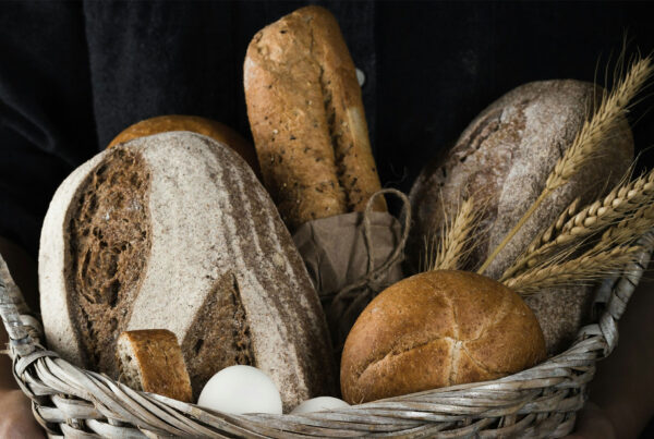 Brotkorb mit verschiedenen Brotsorten