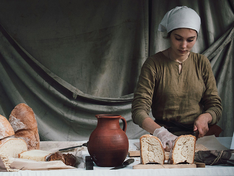 Zwei Brotverkäuferinnen vor einem Stand mit Brot