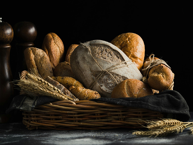 Verschiedene Brotsorten in Brotkorb