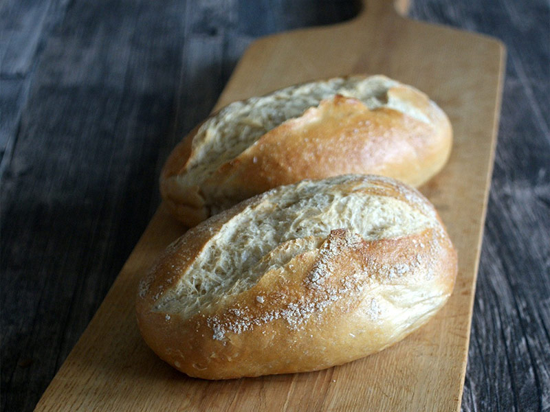 Weizenbrötchen auf Brettchen