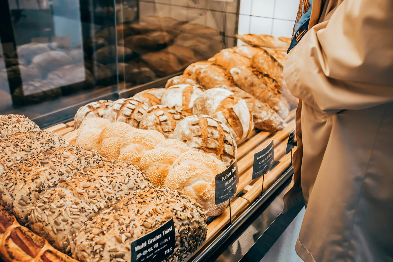 Verschiedene Brotsorten nebeneinander ausgelegt