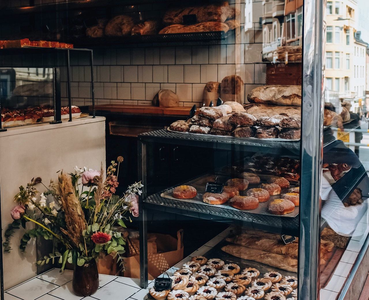 Schaufesnter von Bäckerei mit ansprechender Auslage