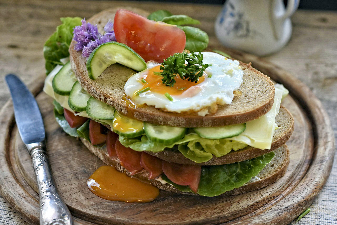 Belegtes Brot mit Gemüse und Ei