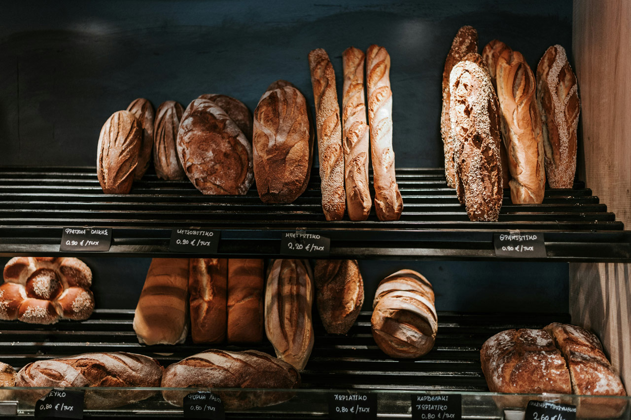 Verschiedene Brotsorten auf Brotgitter in Bäckerei