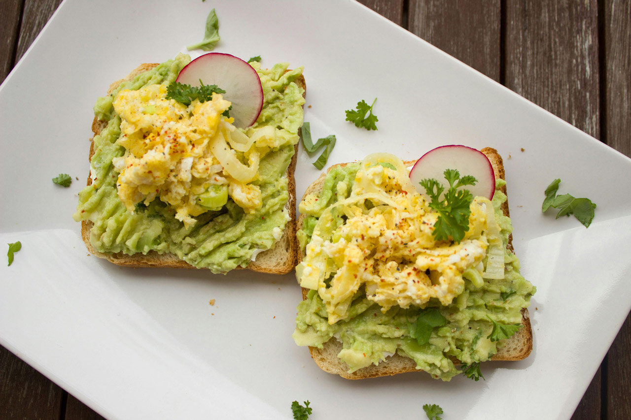 Brot mit Avocado und Ei