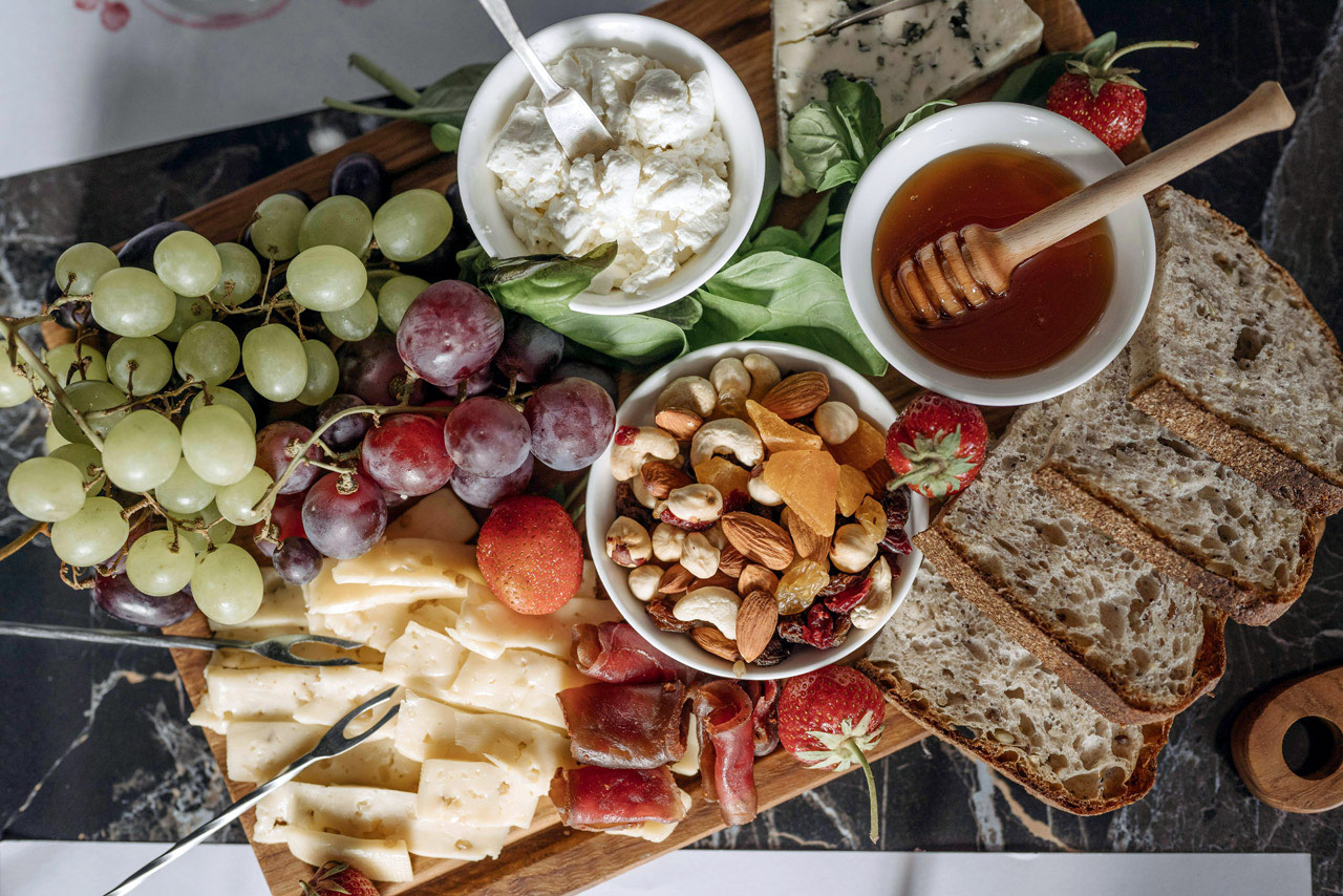 Brotzeit mit Nüssen, Honig und Obst