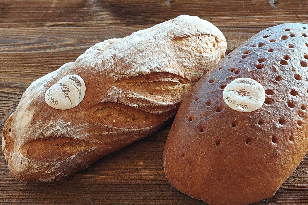 Zwei Brote mit Brotmarke auf Holztisch